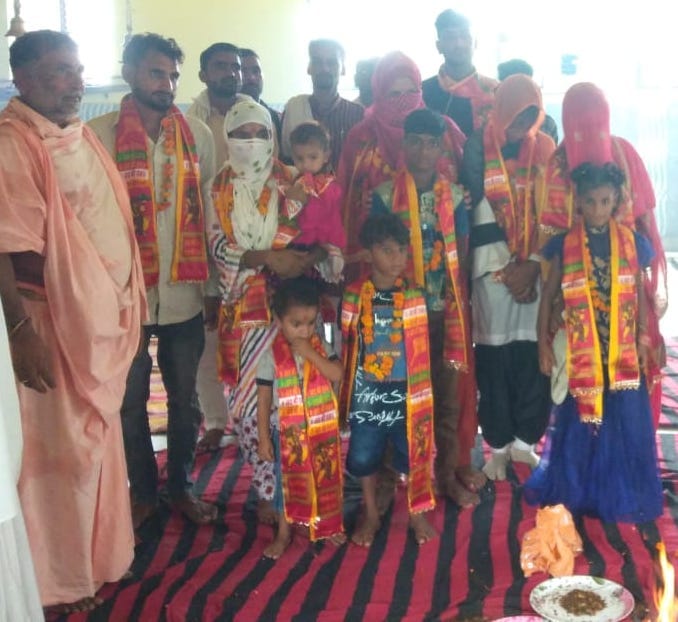 कांधला में हिंदू धर्म में वापस शामिल हुए परिवार के लोग।