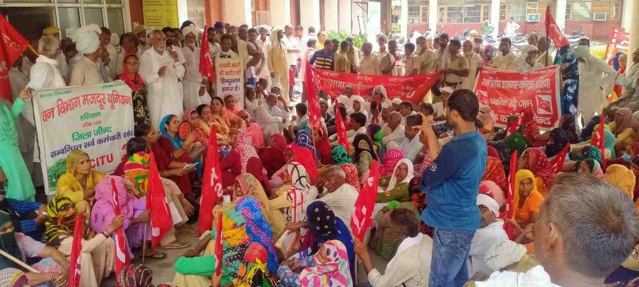 लघु सचिवालय परिसर में प्रदर्शन करते हुए विभिन्न संगठन के सदस्य। संवाद। लघु सचिवालय परिसर में प्रदर्शन करते हुए विभिन्न संगठन के सदस्य। संवाद।