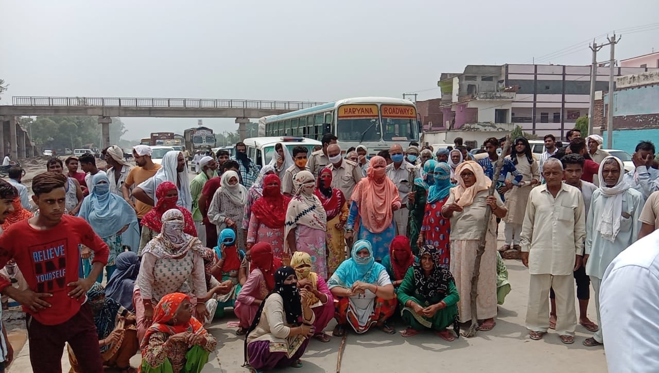 गांव पलड़ी कलां के सामने जाम लगाकर रोष जताते ग्रामीण। गांव पलड़ी कलां के सामने जाम लगाकर रोष जताते ग्रामीण।