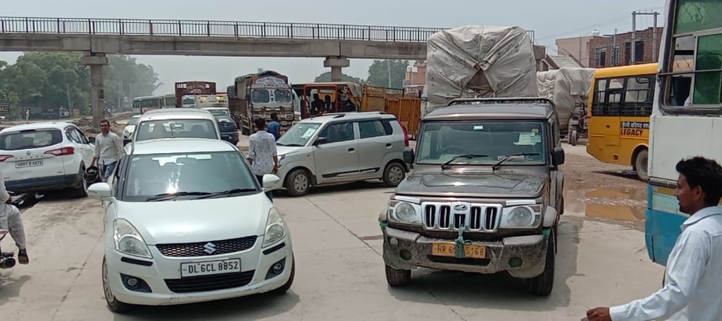 गांव पलड़ी कलां के सामने लगाए जाम में फंसे वाहन। गांव पलड़ी कलां के सामने लगाए जाम में फंसे वाहन।