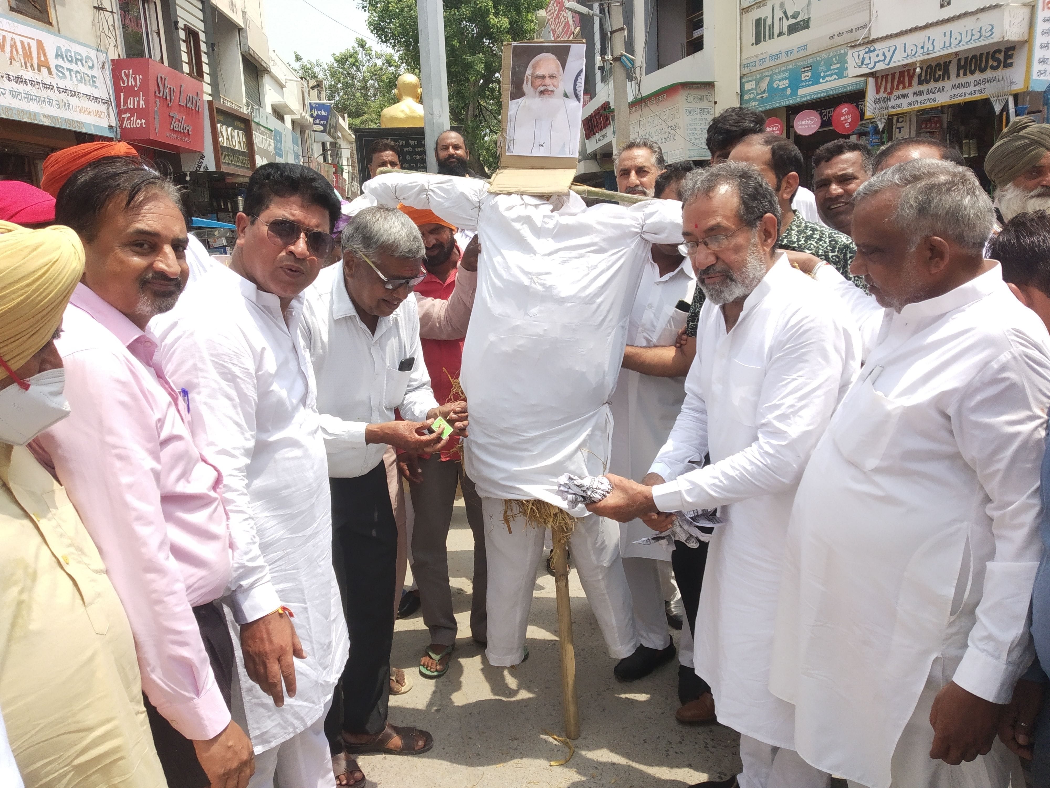 प्रधानमंत्री का पुतला फूंकते कांग्रेस पार्टी कार्यकर्ता। प्रधानमंत्री का पुतला फूंकते कांग्रेस पार्टी कार्यकर्ता।