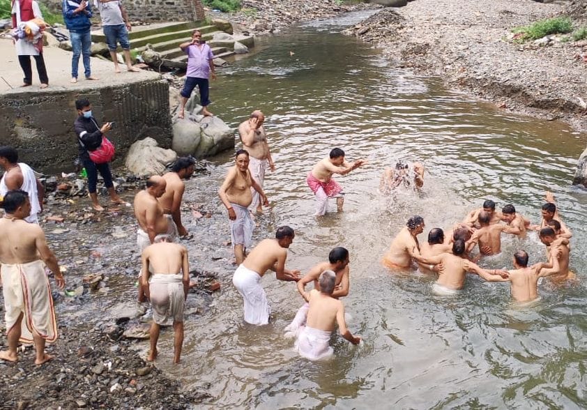लोहाघाट में ऋषेश्वर मंदिर के समीप सूर्य कुंड में स्नान करते देव डांगर। लोहाघाट में ऋषेश्वर मंदिर के समीप सूर्य कुंड में स्नान करते देव डांगर।