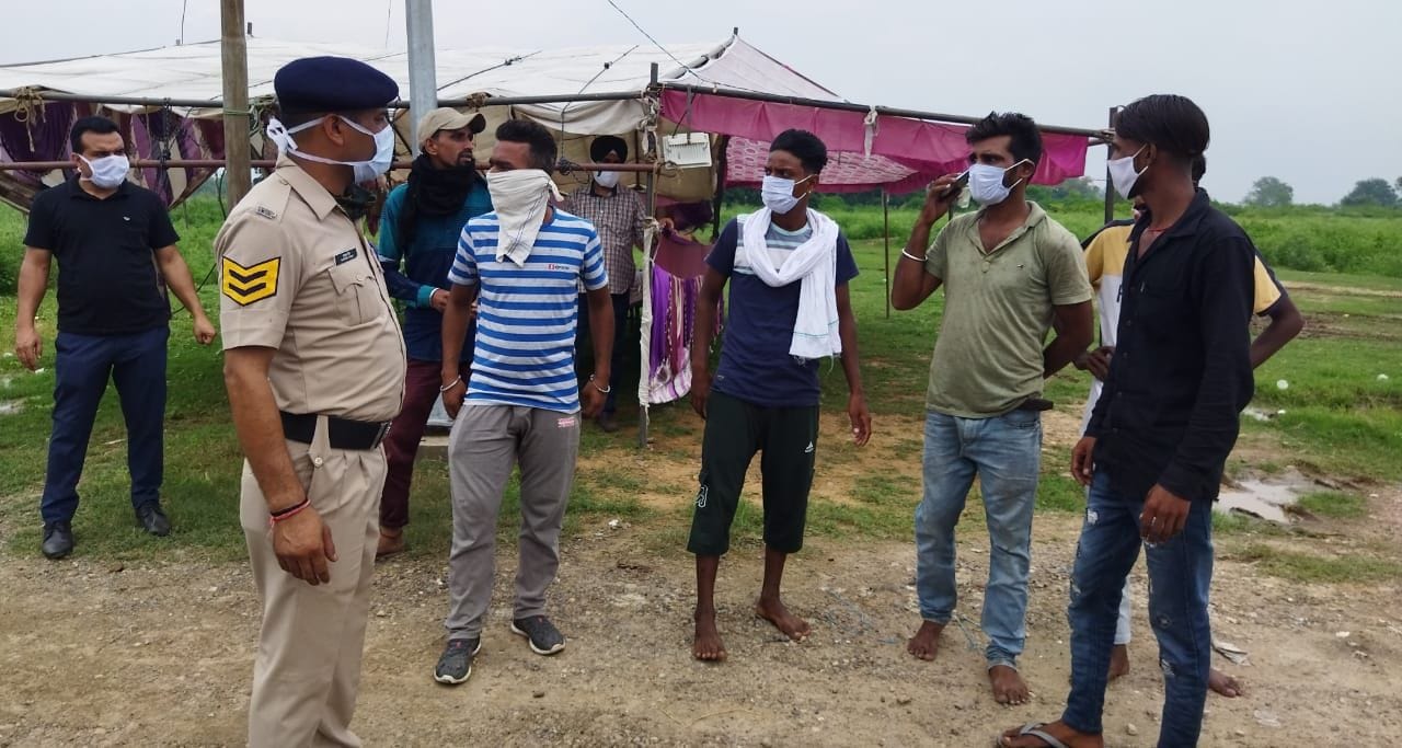 लाईव ....बिना करोना नेगेटिव रिपोर्ट के आ रहे श्रद्धालुओं को वापस लौट आते पुलिसकर्मी लाईव ....बिना करोना नेगेटिव रिपोर्ट के आ रहे श्रद्धालुओं को वापस लौट आते पुलिसकर्मी