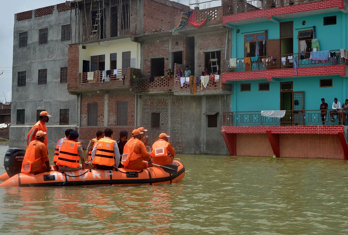 prayagraj news : बघाड़ा क्षेत्र में पानी से घिरा मकान।