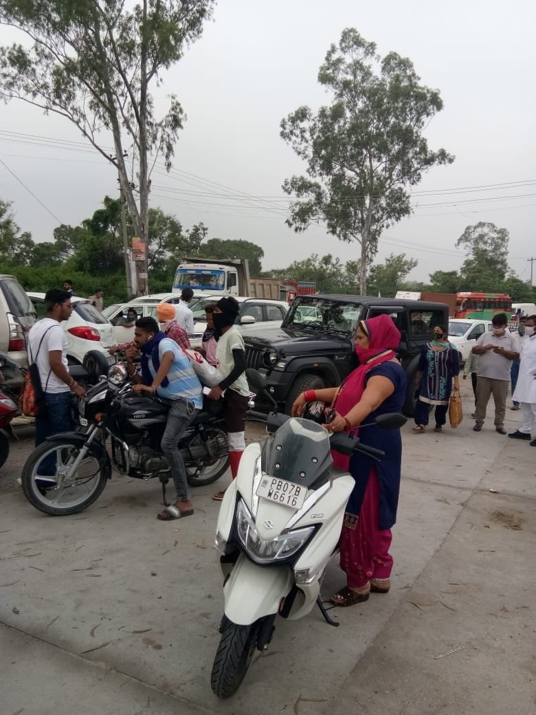 ऊना के गगरेट में कोविड व वैक्सीनेशन प्रमाण पत्र की जांच के लिए रोके श्रद्धालु। ऊना के गगरेट में कोविड व वैक्सीनेशन प्रमाण पत्र की जांच के लिए रोके श्रद्धालु।