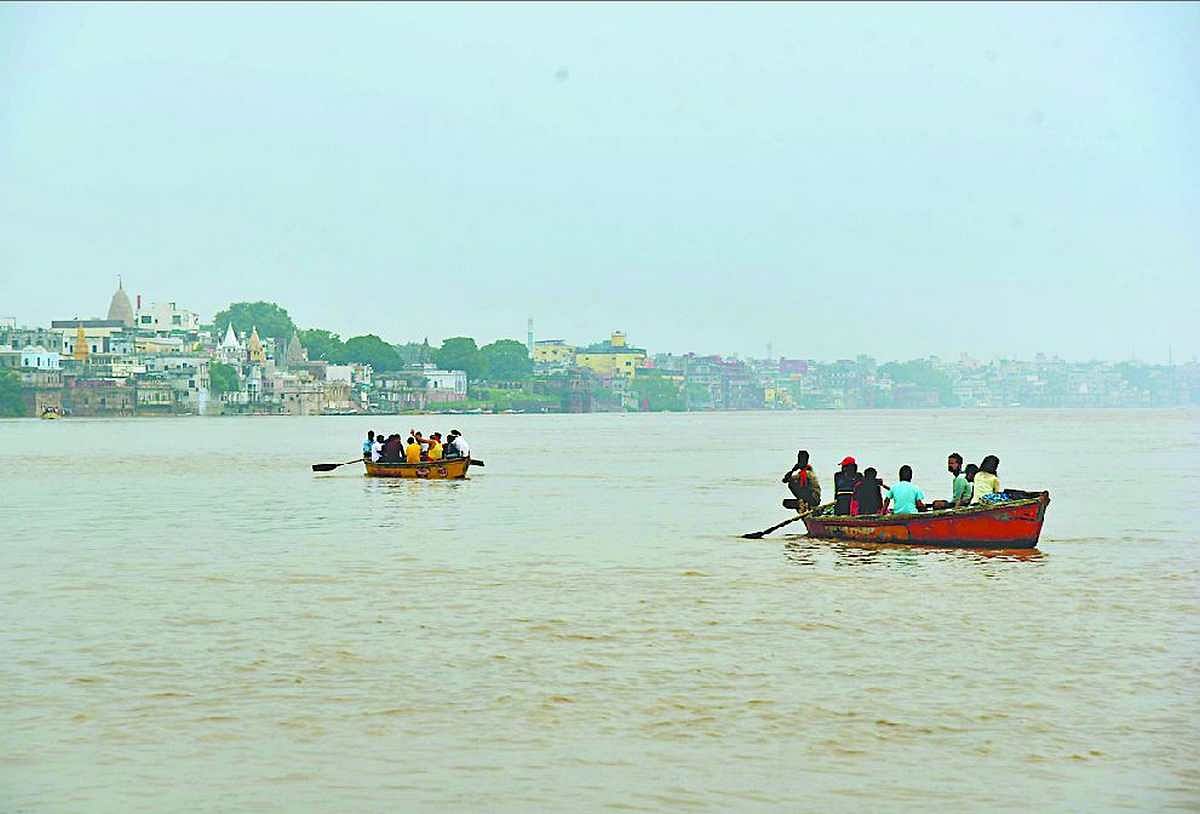 वाराणसी के कोनिया इलाके में बाढ़ की वजह से लोग गलियों में नाव चल रहीं।