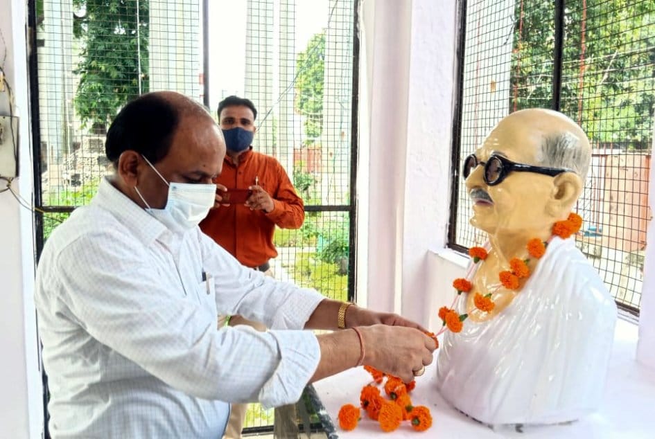 अमृत महोत्सव के दौरान गांधी जी की प्रतिमा पर मालयार्पण करते डीएम। संवाद अमृत महोत्सव के दौरान गांधी जी की प्रतिमा पर मालयार्पण करते डीएम। संवाद