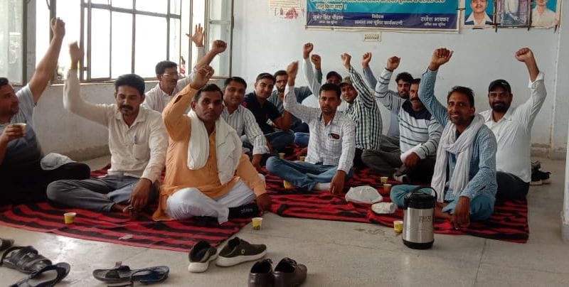 ऐलनाबाद में बिजली कर्मचारी धरना प्रदर्शन करते हुए। ऐलनाबाद में बिजली कर्मचारी धरना प्रदर्शन करते हुए।
