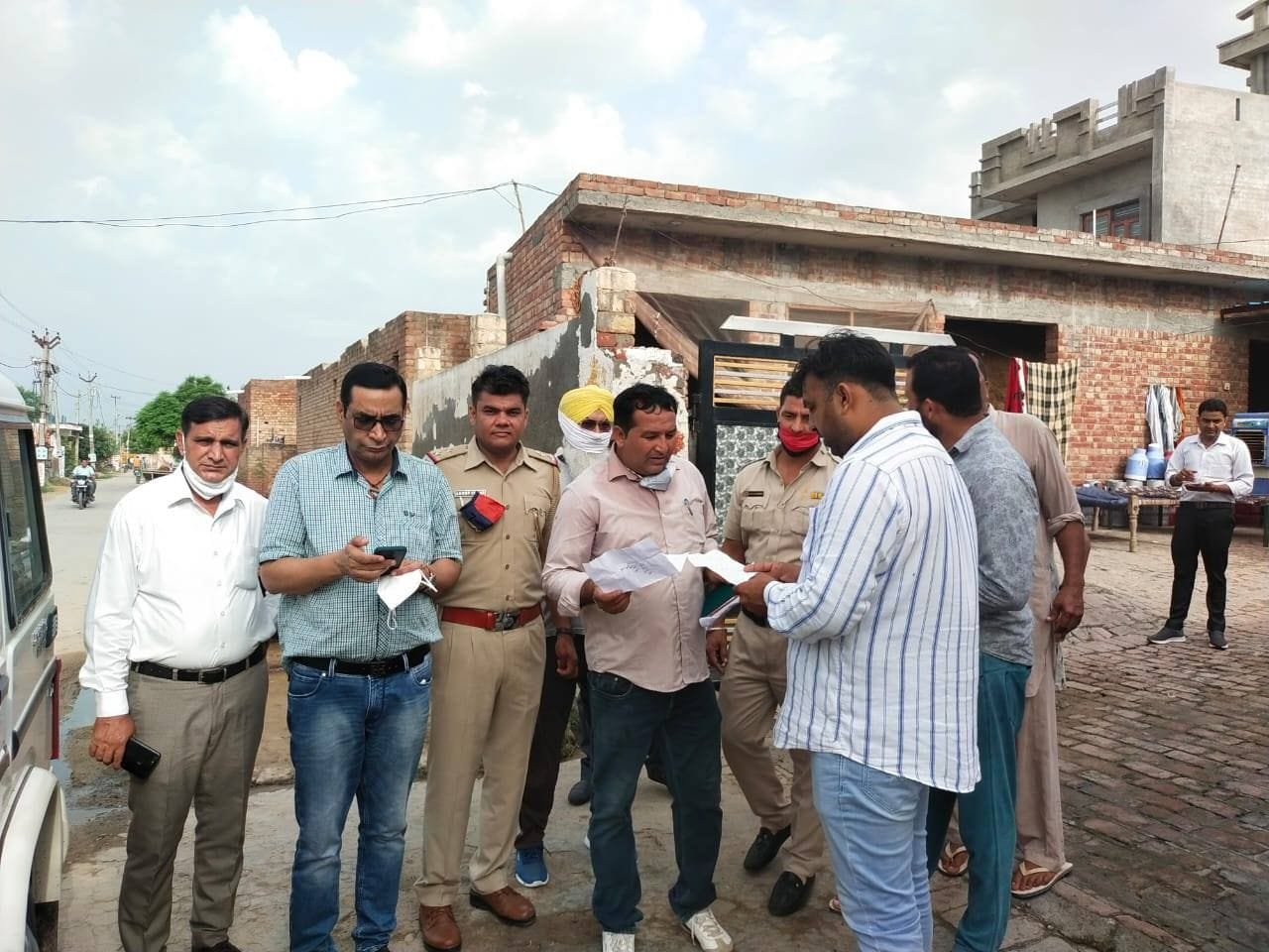 गांव अहलीसदर में जांच करने पहुंची मुख्यमंत्री उड़नदस्ता टीम। गांव अहलीसदर में जांच करने पहुंची मुख्यमंत्री उड़नदस्ता टीम।