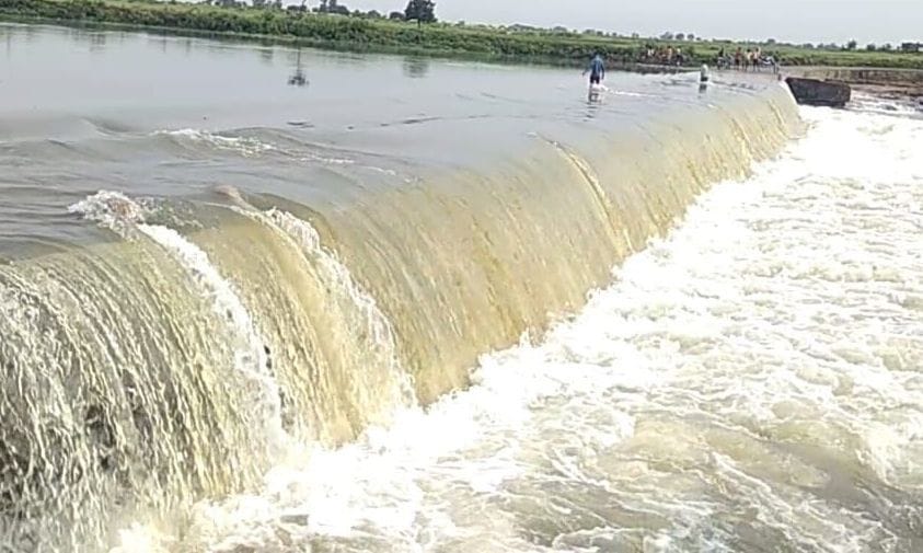 मानिकपुर के बरदहा नदी में बाढ़ के मध्य गुजरते ग्रामीण। संवाद मानिकपुर के बरदहा नदी में बाढ़ के मध्य गुजरते ग्रामीण। संवाद