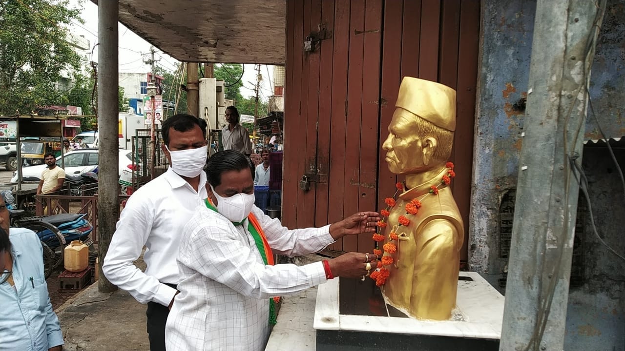 स्वतंत्रता संग्राम सेनानी बृजनंदन किलेदार की प्रतिमा पर माल्यार्पण करते सदर विधायक रामरतन कुश? स्वतंत्रता संग्राम सेनानी बृजनंदन किलेदार की प्रतिमा पर माल्यार्पण करते सदर विधायक रामरतन कुश?