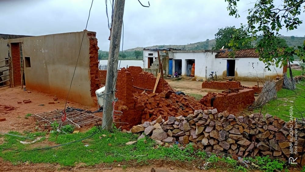 कैप्सन - बारिश से क्षेत्र में गिरे मकान कैप्सन - बारिश से क्षेत्र में गिरे मकान