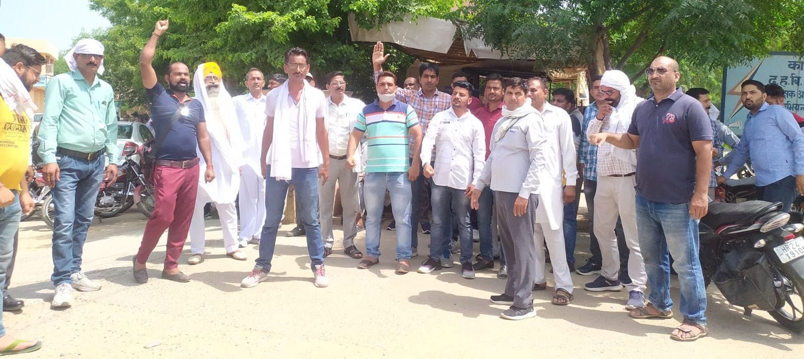 सिरसा में बिजली निगम के समक्ष प्रदर्शन करते बिजली कर्मचारी। सिरसा में बिजली निगम के समक्ष प्रदर्शन करते बिजली कर्मचारी।