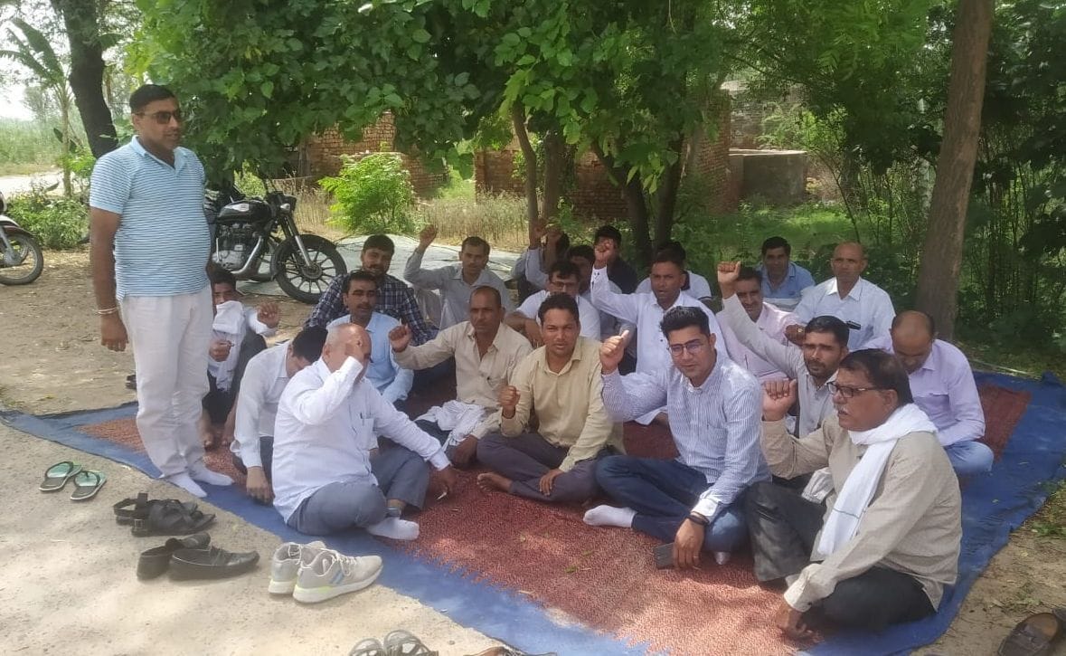 धरना प्रदर्शन करते हुए चोपटा बिजली निगम कर्मचारी। धरना प्रदर्शन करते हुए चोपटा बिजली निगम कर्मचारी।