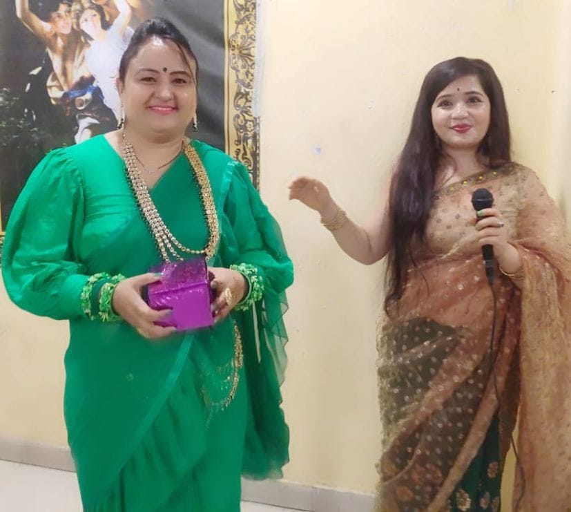 रुद्रपुर में हुए तीज महोत्सव में सम्मानित की गई तीज क्वीन सुमन (हरी साड़ी में)। रुद्रपुर में हुए तीज महोत्सव में सम्मानित की गई तीज क्वीन सुमन (हरी साड़ी में)।