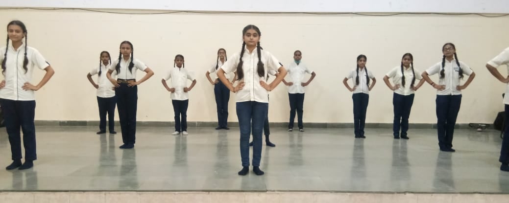 सांस्कृतिक कार्यक्रम पेश करती छात्राएं। सांस्कृतिक कार्यक्रम पेश करती छात्राएं।