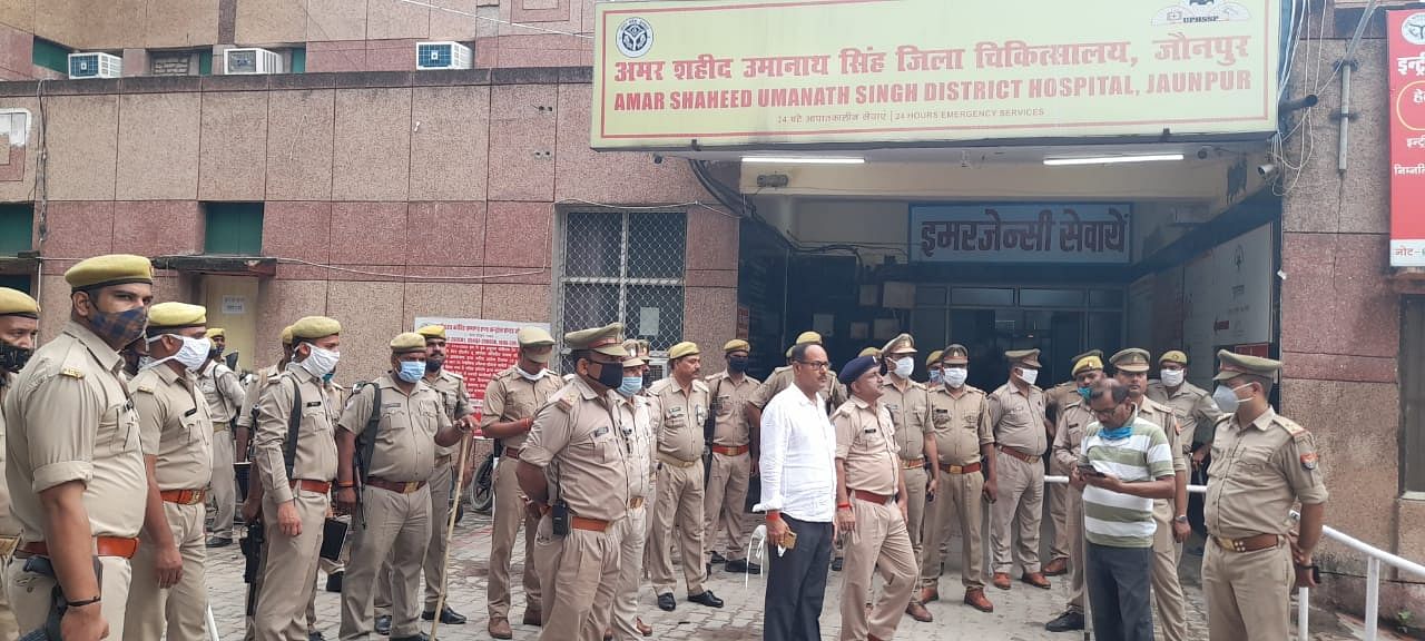 मुठभेड़ के बाद जिला अस्पताल में तैनात भारी पुलिस फोर्स।