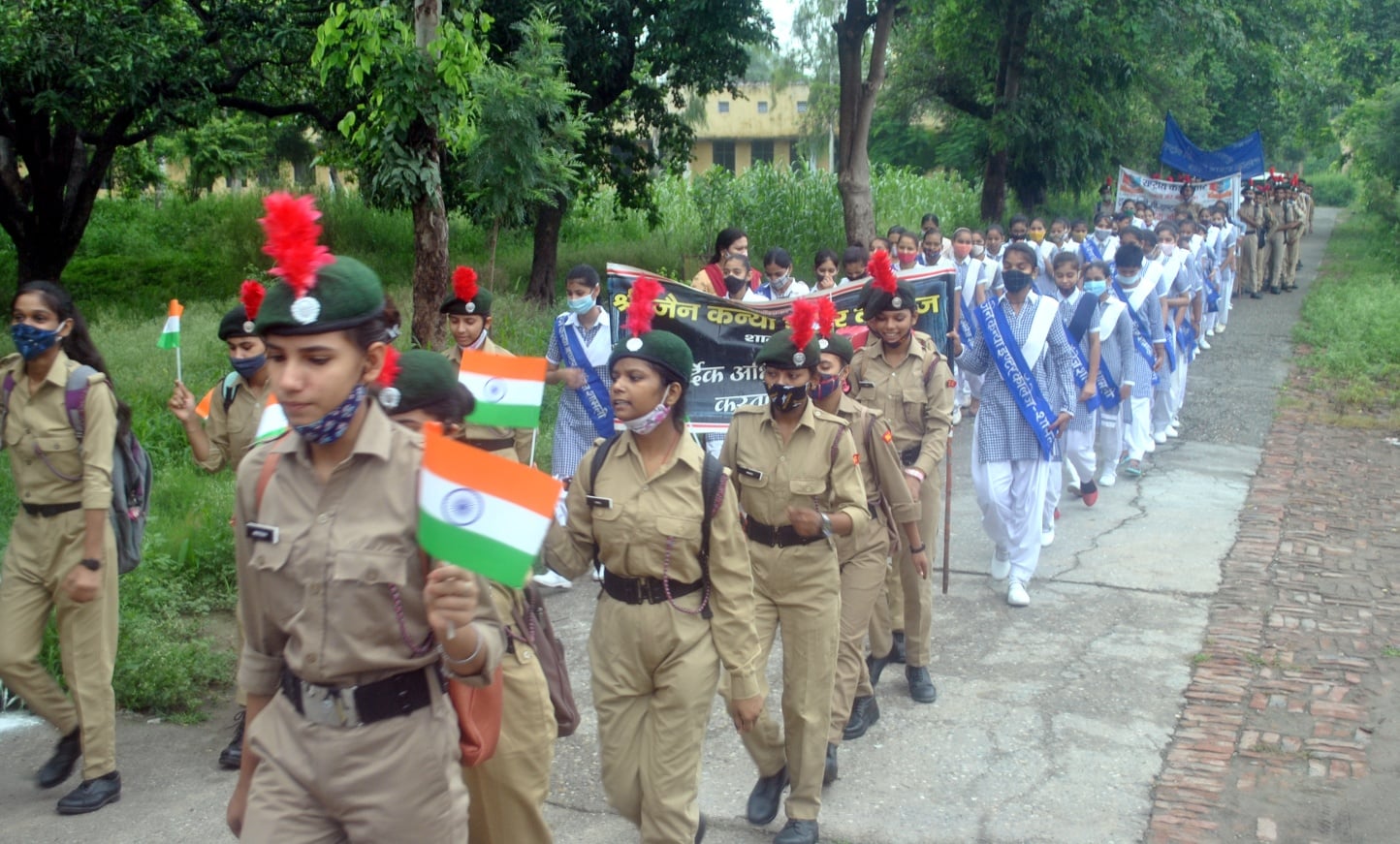 शामली आरके इन्टर कॉलेज रैली में भाग लेती छात्राएं