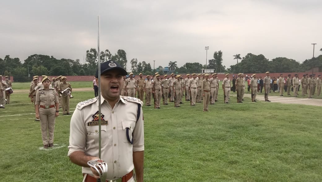 स्वतंत्रता दिवस रिहर्सल परेड की अगुवाई करते डीएसपी अरविंद, संवाद।