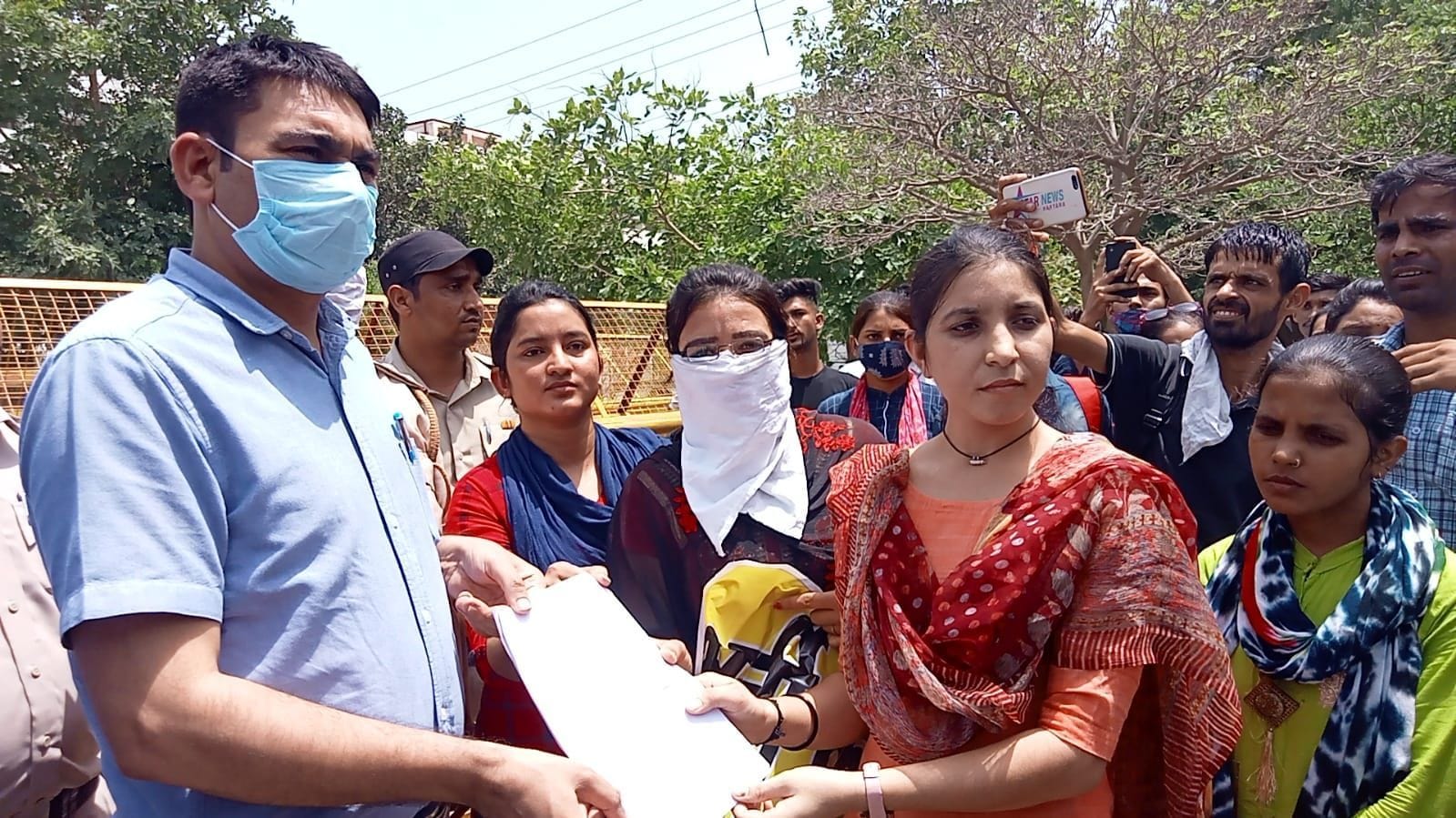 पुलिस कांस्टेबल परीक्षा मामले को लेकर ज्ञापन सौंपती छात्रा।