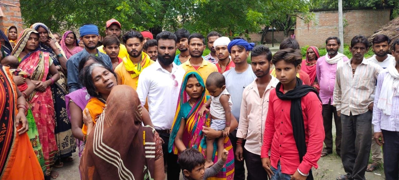 पट्टी कोतवाली के सपहाछात गांव में युवकों का शव पहुंचने पर बिलखते परिजन। संवाद