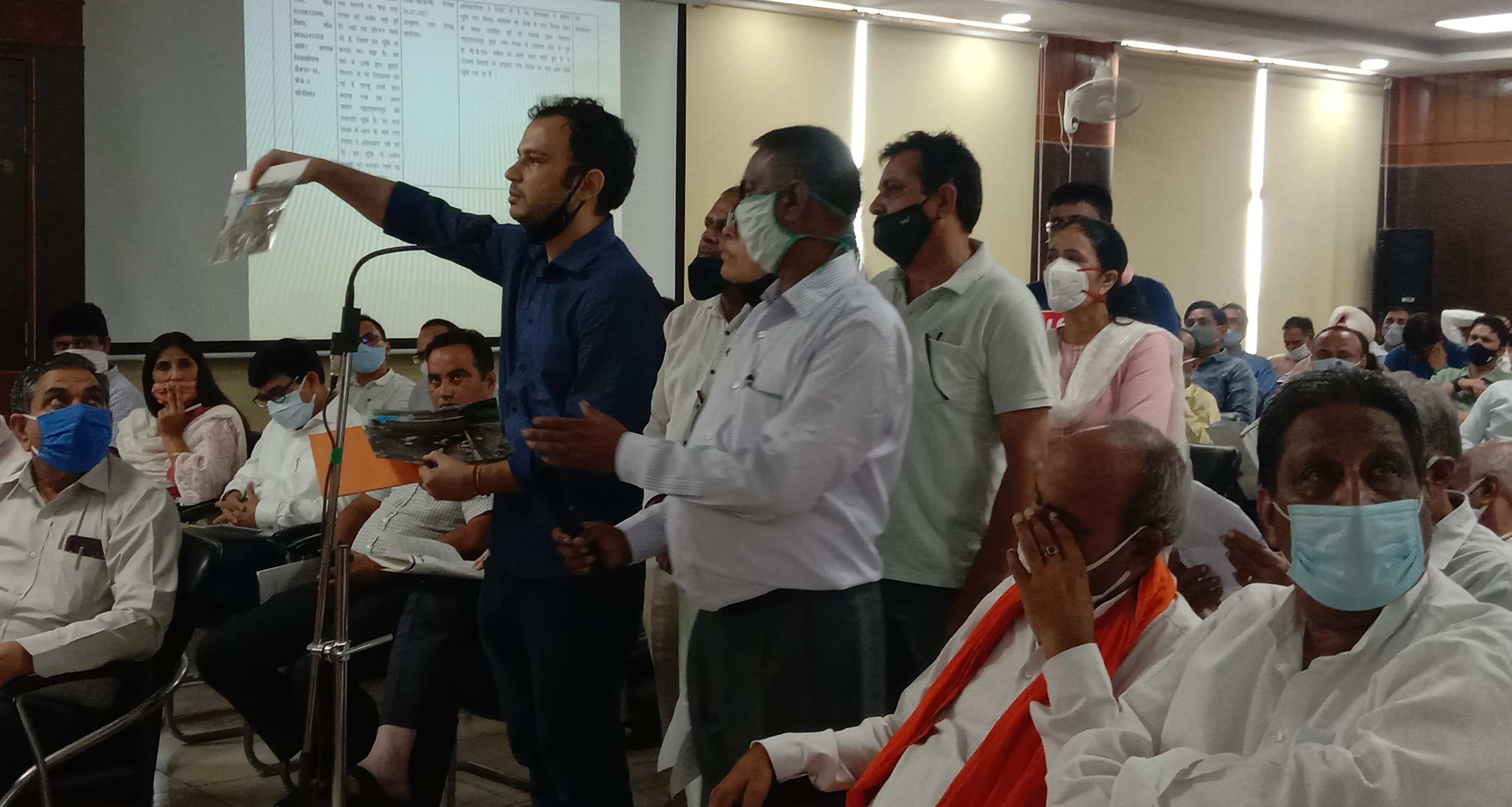 जिला परिवाद एवं कष्ट निवारण समिति की बैठक में अवैध कब्जे की फोटो दिखाते सेक्टर-15 के लोग। संवाद जिला परिवाद एवं कष्ट निवारण समिति की बैठक में अवैध कब्जे की फोटो दिखाते सेक्टर-15 के लोग। संवाद