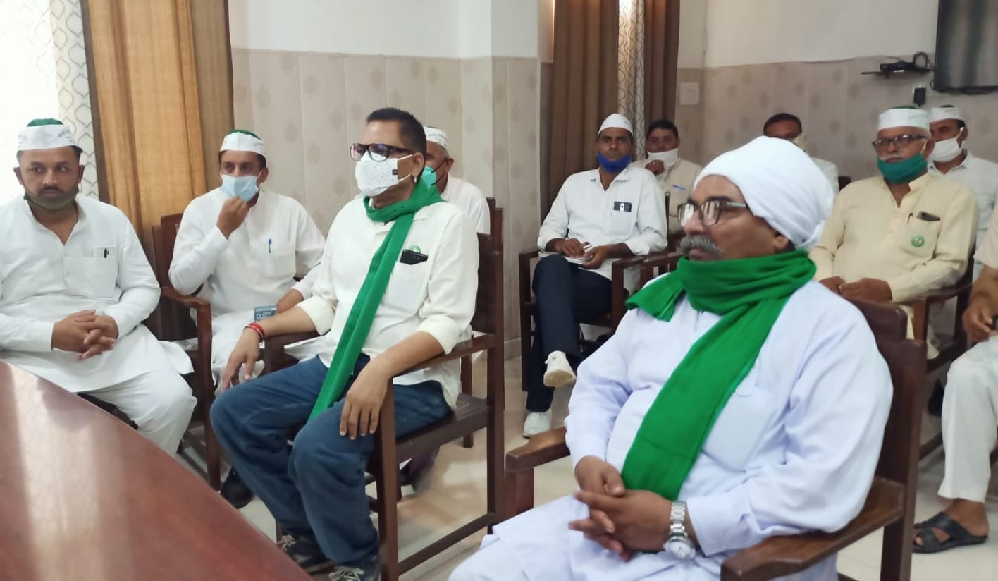 शामली डीएम से वार्ता करते भाकियू तोमर गुट के पदाधिकारी। शामली डीएम से वार्ता करते भाकियू तोमर गुट के पदाधिकारी।