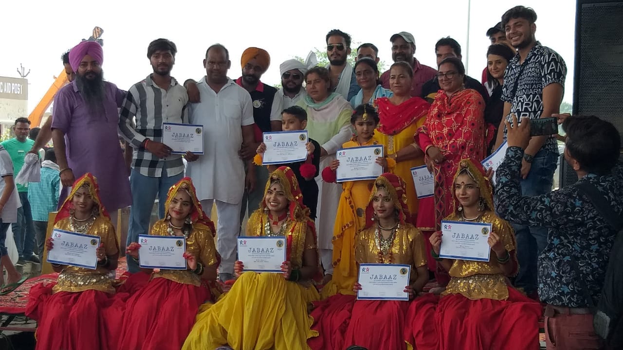 टोल प्लाजा पर आयोजित सांस्कृतिक कार्यक्रम पेश करनी वाली लड़कियों को सम्मानित करते भाकियू के पदा टोल प्लाजा पर आयोजित सांस्कृतिक कार्यक्रम पेश करनी वाली लड़कियों को सम्मानित करते भाकियू के पदा