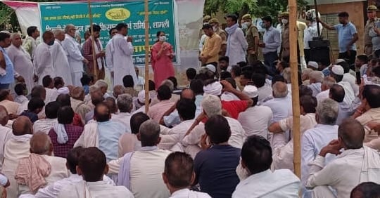 शामली कलक्ट्रेट में धरने पर किसानों को जानकारी देतीं डीएम। शामली कलक्ट्रेट में धरने पर किसानों को जानकारी देतीं डीएम।