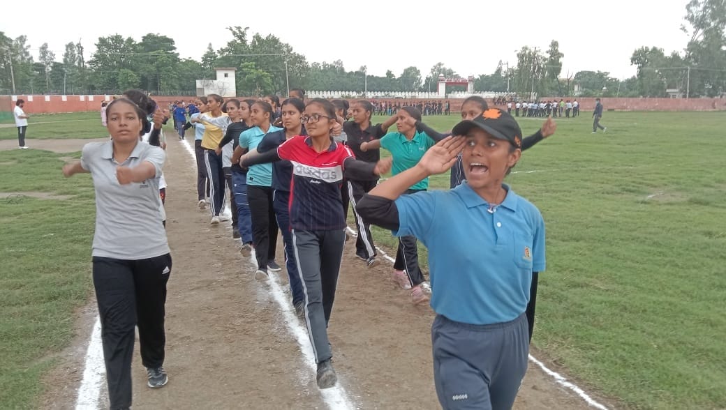 शहर के स्पोर्ट्स स्टेडियम में स्वतंत्रता दिवस की रिहर्सल परेड में हिस्सा लेते एनसीसी कैडेट, संव?