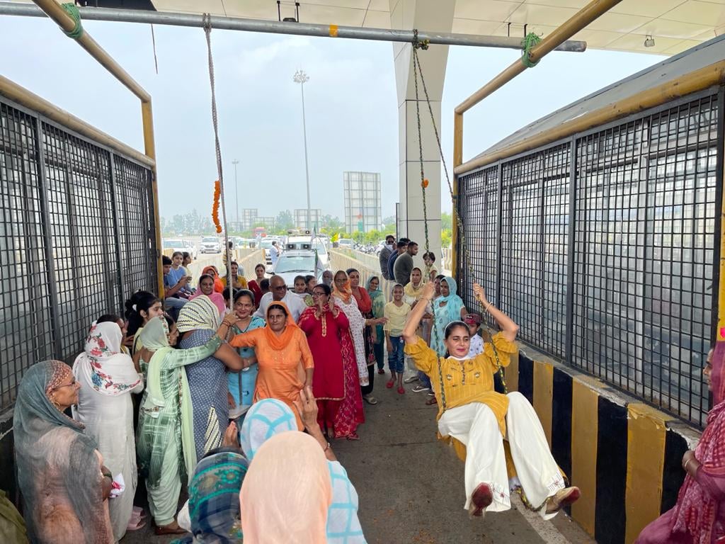 मिल्क माजरा टोल प्लाजा पर तीज पर झूला झूलती महिलाएं। मिल्क माजरा टोल प्लाजा पर तीज पर झूला झूलती महिलाएं।