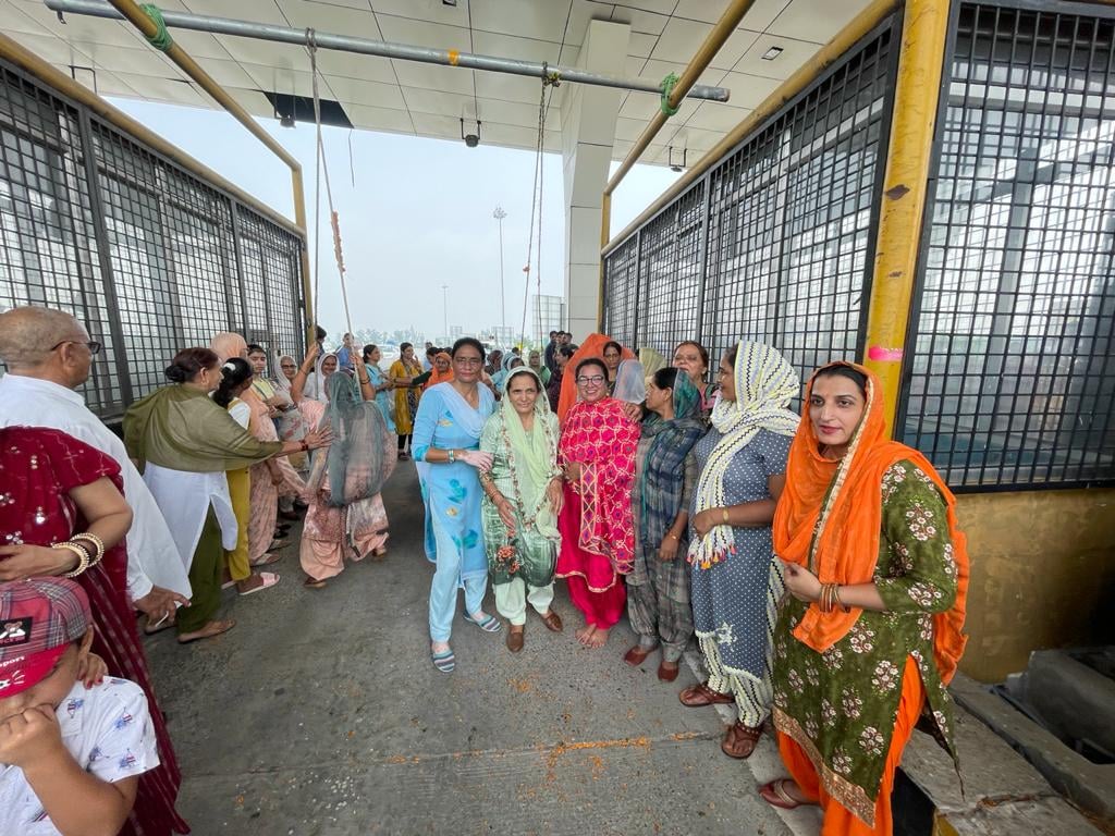 मिल्क माजरा टोल प्लाजा पर तीज पर झूला झूलती महिलाएं। मिल्क माजरा टोल प्लाजा पर तीज पर झूला झूलती महिलाएं।