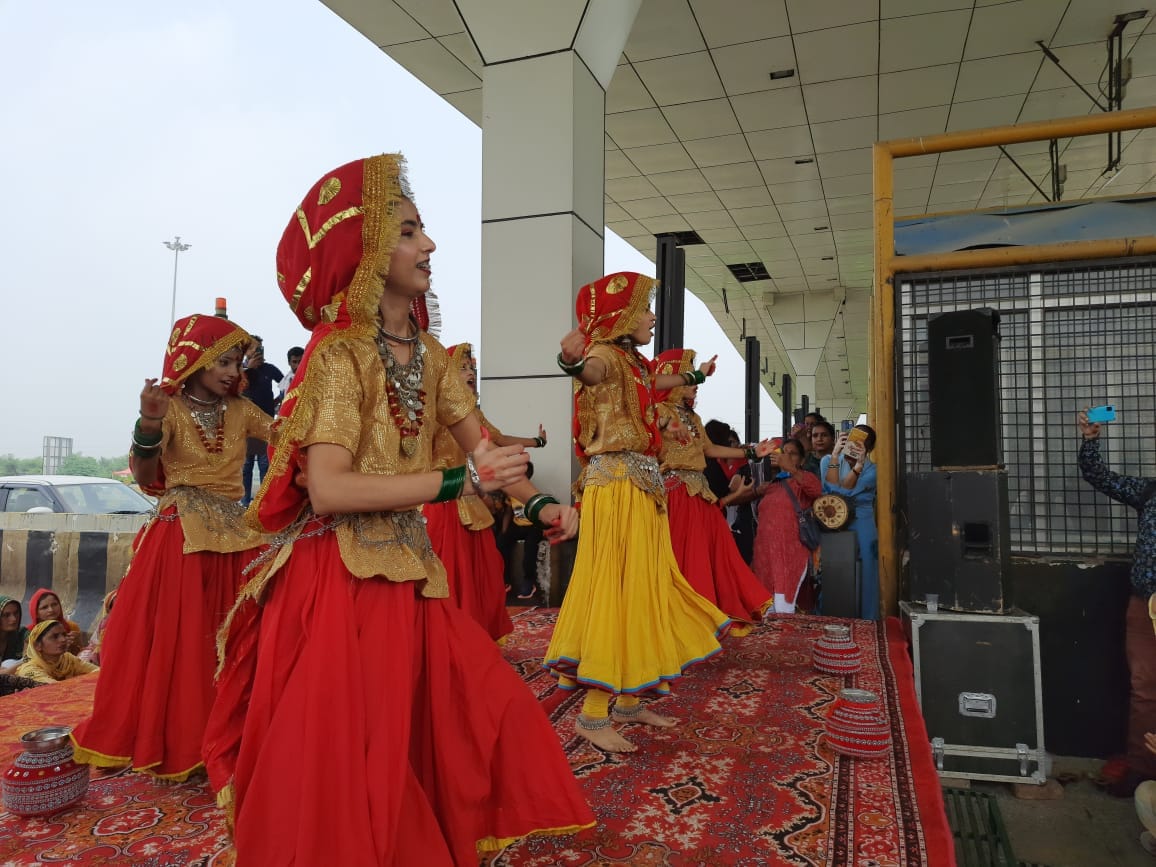 मिल्क माजरा टोल प्लाजा पर तीज समारोह के दौरान सांस्कृतिक कार्यक्रम पेश करती लड़कियां। मिल्क माजरा टोल प्लाजा पर तीज समारोह के दौरान सांस्कृतिक कार्यक्रम पेश करती लड़कियां।