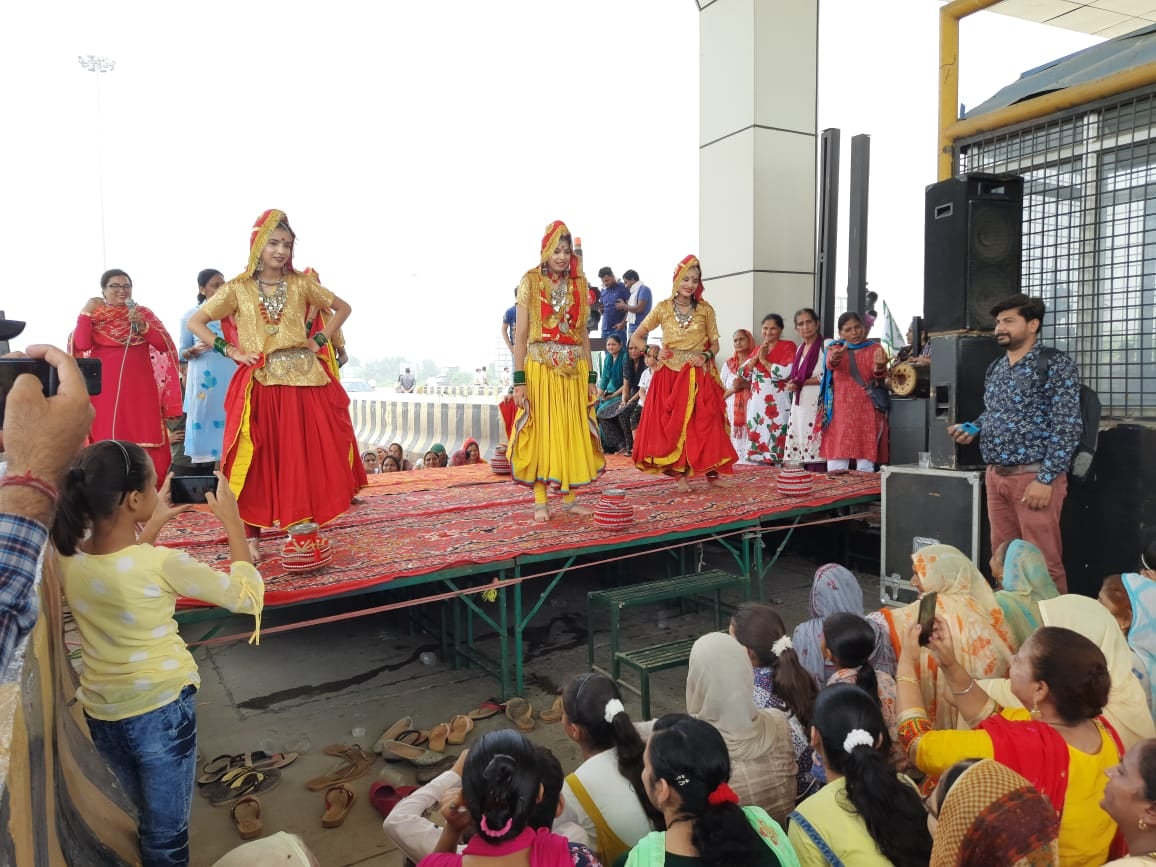 मिल्क माजरा टोल प्लाजा पर तीज समारोह के दौरान सांस्कृतिक कार्यक्रम पेश करती लड़कियां। मिल्क माजरा टोल प्लाजा पर तीज समारोह के दौरान सांस्कृतिक कार्यक्रम पेश करती लड़कियां।