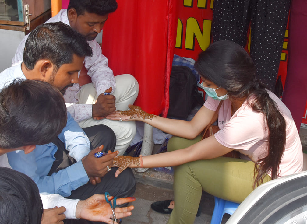 सहारनपुर में तीज की तैयारी को लेकर नेहरू मार्केट में मेंहदी लगवाती महिला सहारनपुर में तीज की तैयारी को लेकर नेहरू मार्केट में मेंहदी लगवाती महिला