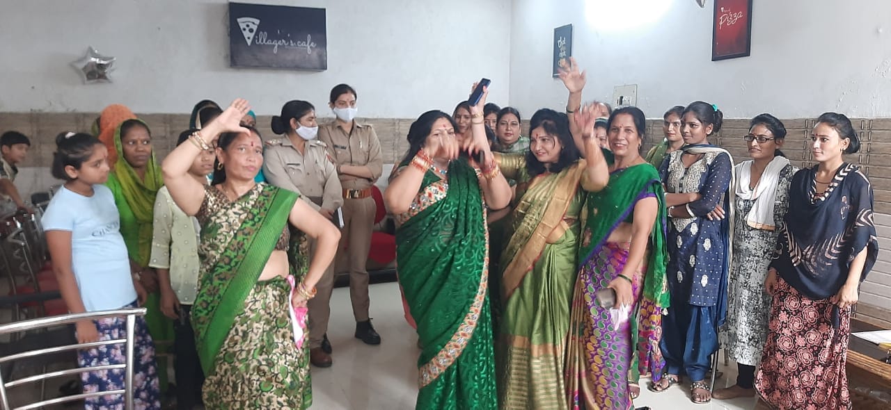 नागल में हरियाली तीज पर नृत्य करती महिलाएं नागल में हरियाली तीज पर नृत्य करती महिलाएं