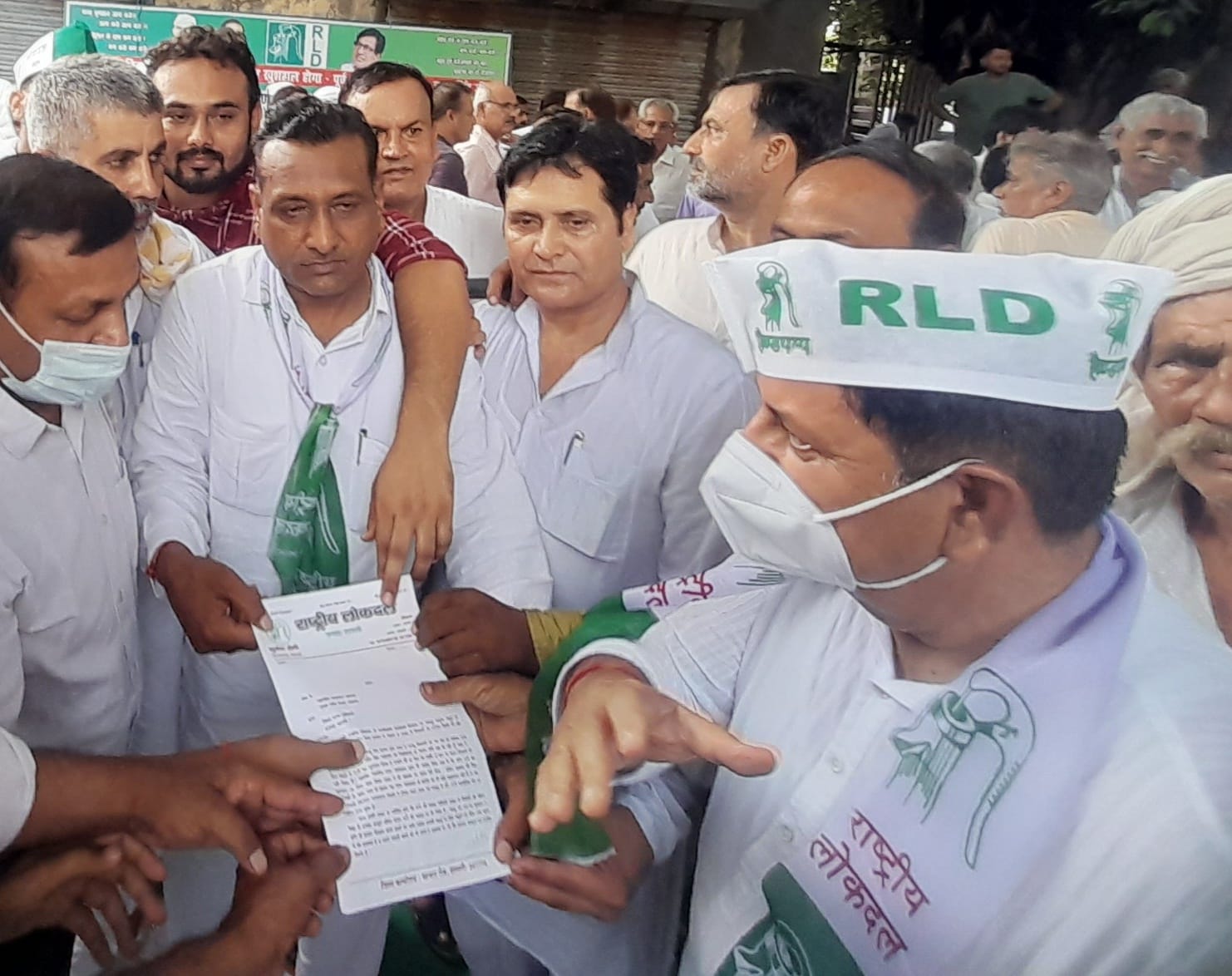 शामली गन्ना समिति कार्यालय पर डीसीओ को ज्ञापन देते रालोद नेता शामली गन्ना समिति कार्यालय पर डीसीओ को ज्ञापन देते रालोद नेता