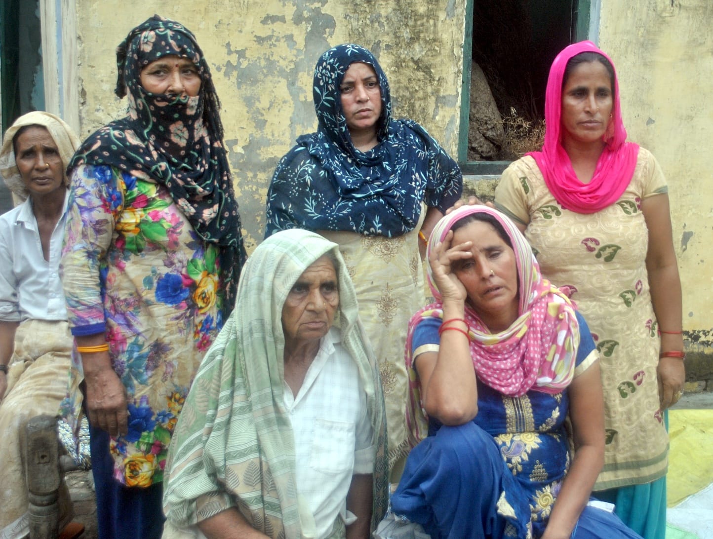 शामली क्षेत्र के गांव झाल में गमजदा मृतक के परिजन। शामली क्षेत्र के गांव झाल में गमजदा मृतक के परिजन।
