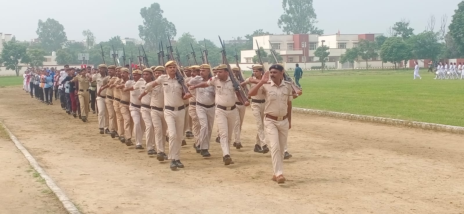रिहर्सल के दौरान मार्च पास्ट करते पुलिस के जवान। रिहर्सल के दौरान मार्च पास्ट करते पुलिस के जवान।