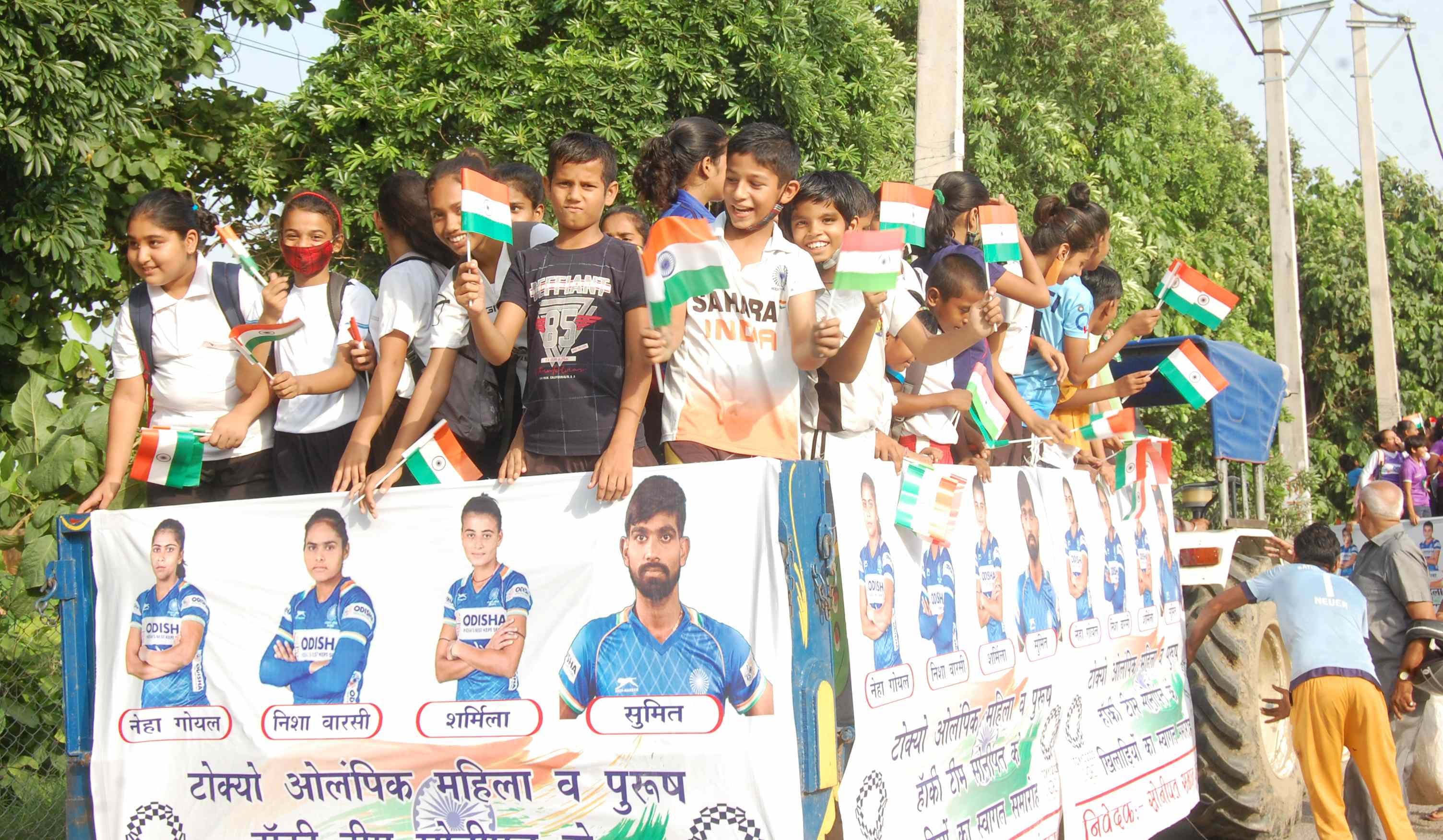 स्वागत जुलूस के दौरान हाथों में तिरंगा लिए ओलंपियन नेहा, निशा, शर्मिला का हौसला बढ़ाते बच्चे। स स्वागत जुलूस के दौरान हाथों में तिरंगा लिए ओलंपियन नेहा, निशा, शर्मिला का हौसला बढ़ाते बच्चे। स