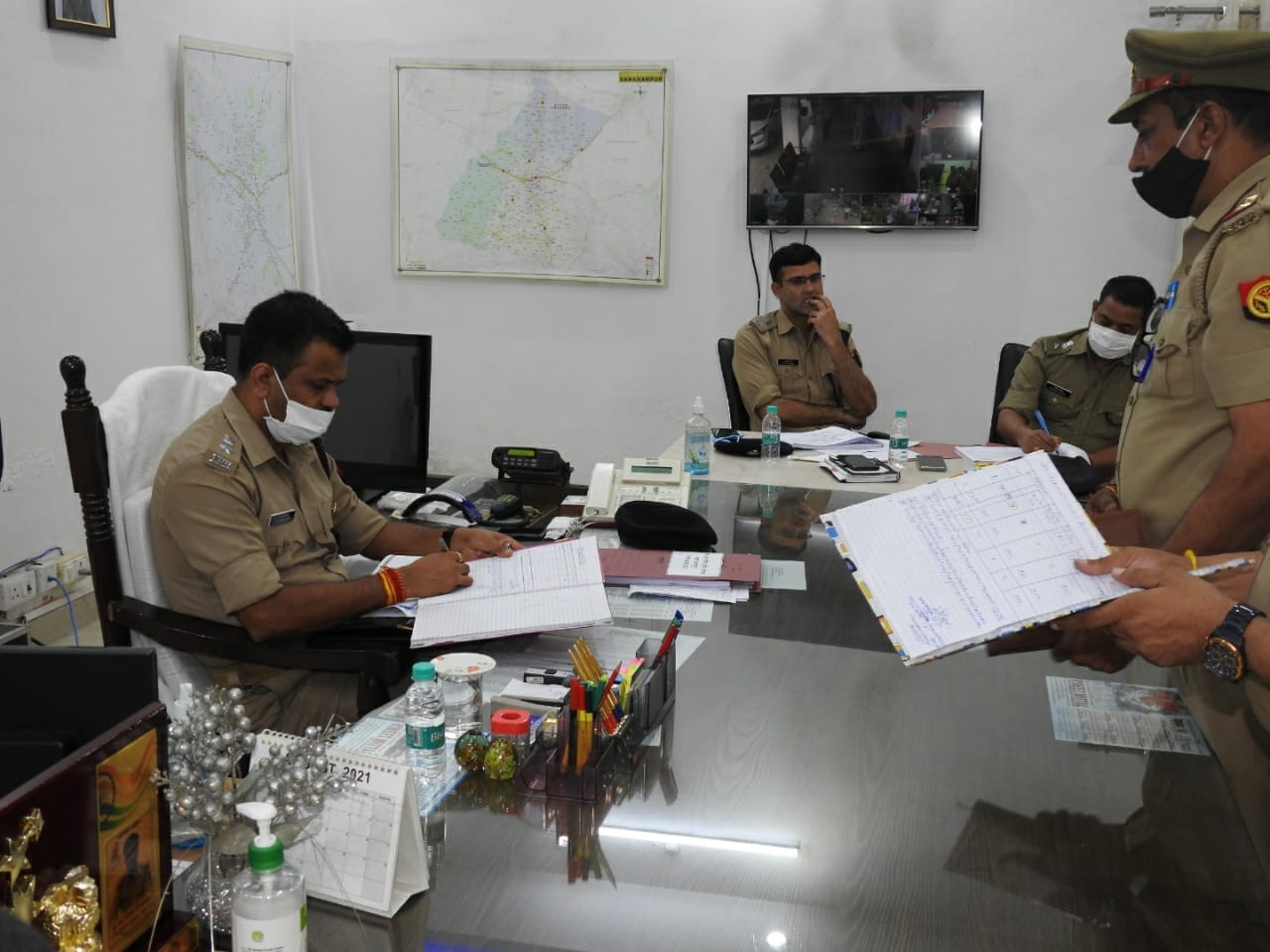 पुलिस लाइन में आयोजित क्राइम मीटिंग में पुलिसकर्मियों को लंबित मामले की विवेचना का टॉस्क देते ए?