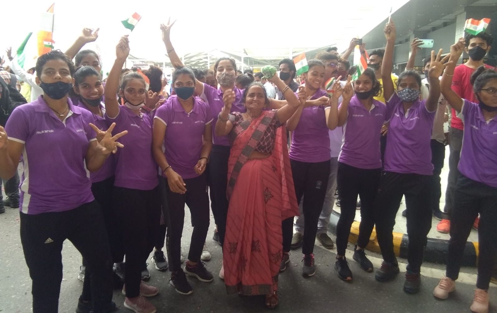 दिल्ली हवाई अड्डे के बाहर हॉकी खिलाड़ी नेहा गोयल की मां खिलाडिय़ों के साथ नाचती हुई। दिल्ली हवाई अड्डे के बाहर हॉकी खिलाड़ी नेहा गोयल की मां खिलाडिय़ों के साथ नाचती हुई।