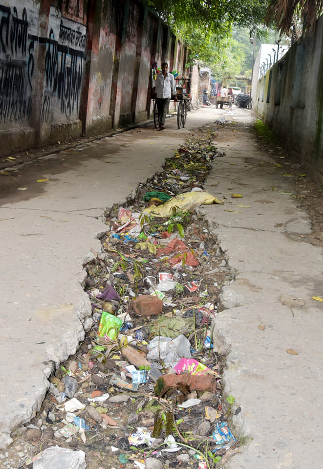 उच्च प्राथमिक विद्यालय गांधी पार्क में मार्ग पर लगा कूड़े का ढेर उच्च प्राथमिक विद्यालय गांधी पार्क में मार्ग पर लगा कूड़े का ढेर