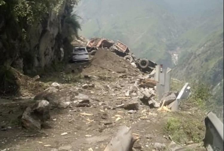 Himachal News: Boulders Fall On Hrtc Bus In Kinnaur Himachal Pradesh -  हिमाचल: हाईवे पर पहाड़ी से गिरी चट्टानें, मलबे में दबी एचआरटीसी बस, कई लोगों  के दबे होने की आशंका -