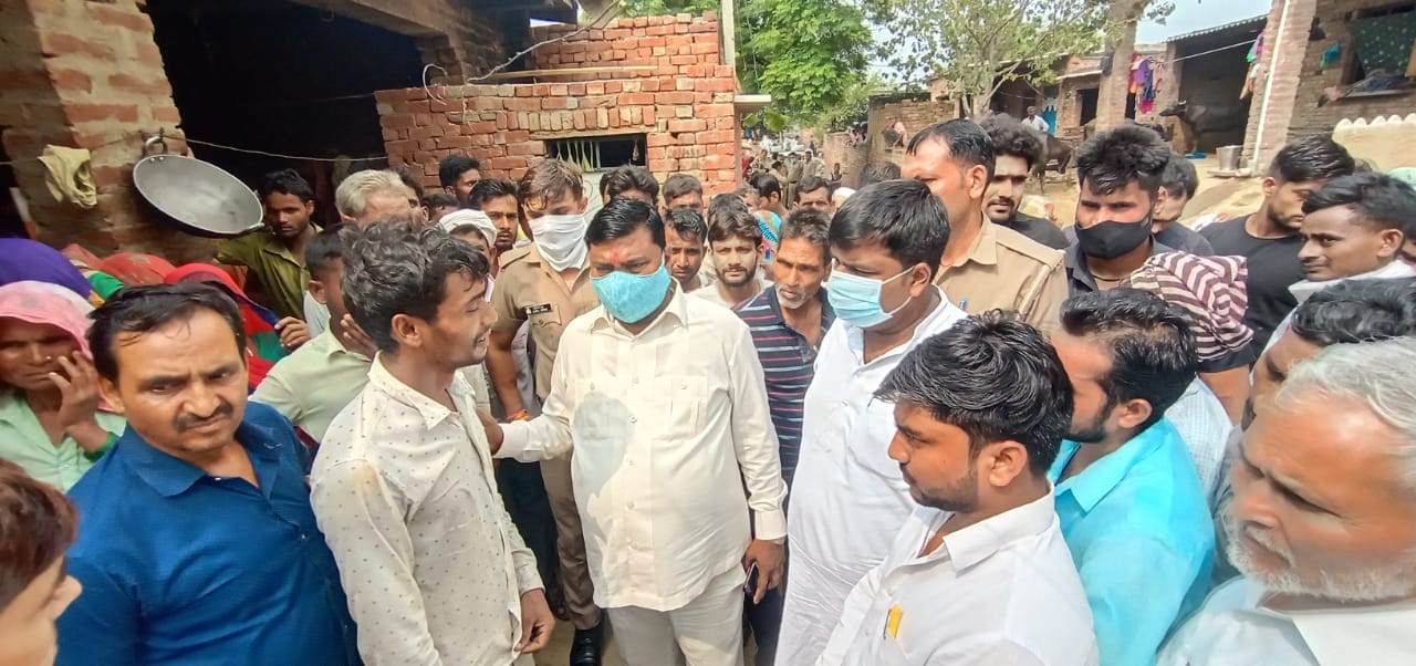 अमरोहा के हसनपुर के अगरौला कला गांव में दंपती की मौत के बाद किसान के बेटे को सांत्वना देते विधायक ? अमरोहा के हसनपुर के अगरौला कला गांव में दंपती की मौत के बाद किसान के बेटे को सांत्वना देते विधायक ?