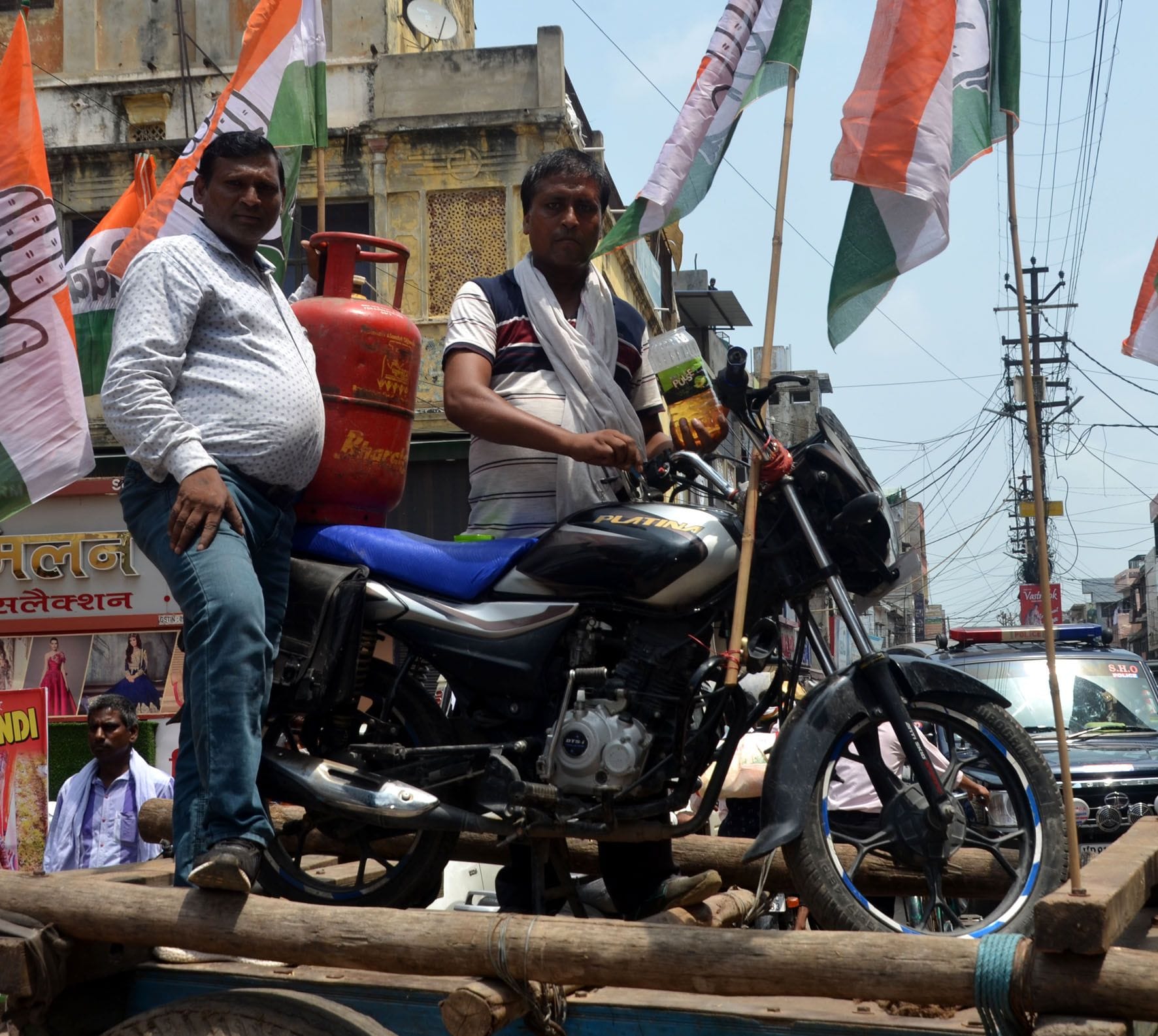  बैलगाड़ी पर बाइक और सिलिंडर रखकर प्रदर्शन करते कांग्रेसी। 