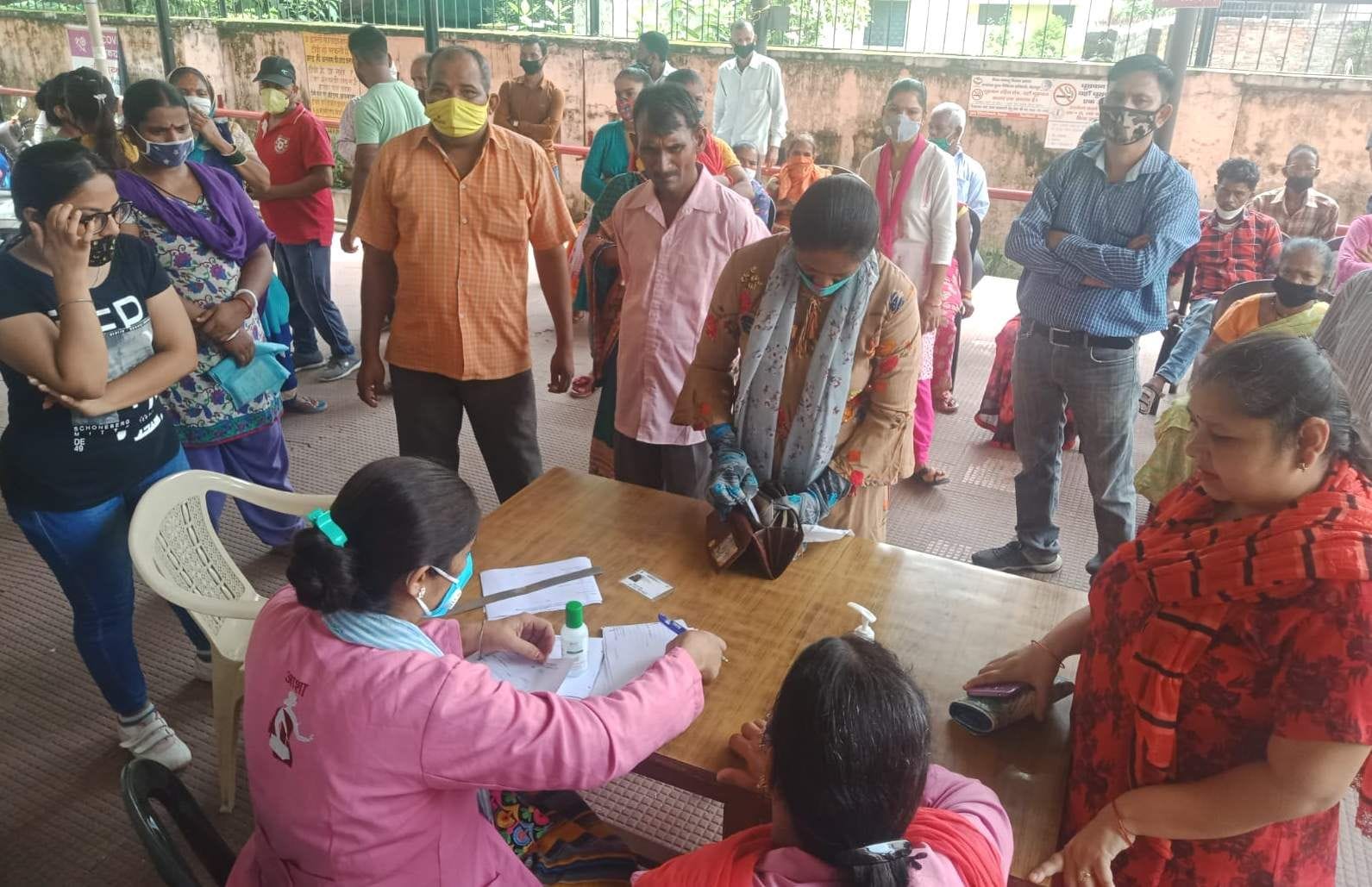 एसपीएस राजकीय चिकित्सालय में कोरोना वैक्सीन लगवाने के लिए लगी भीड़। एसपीएस राजकीय चिकित्सालय में कोरोना वैक्सीन लगवाने के लिए लगी भीड़।