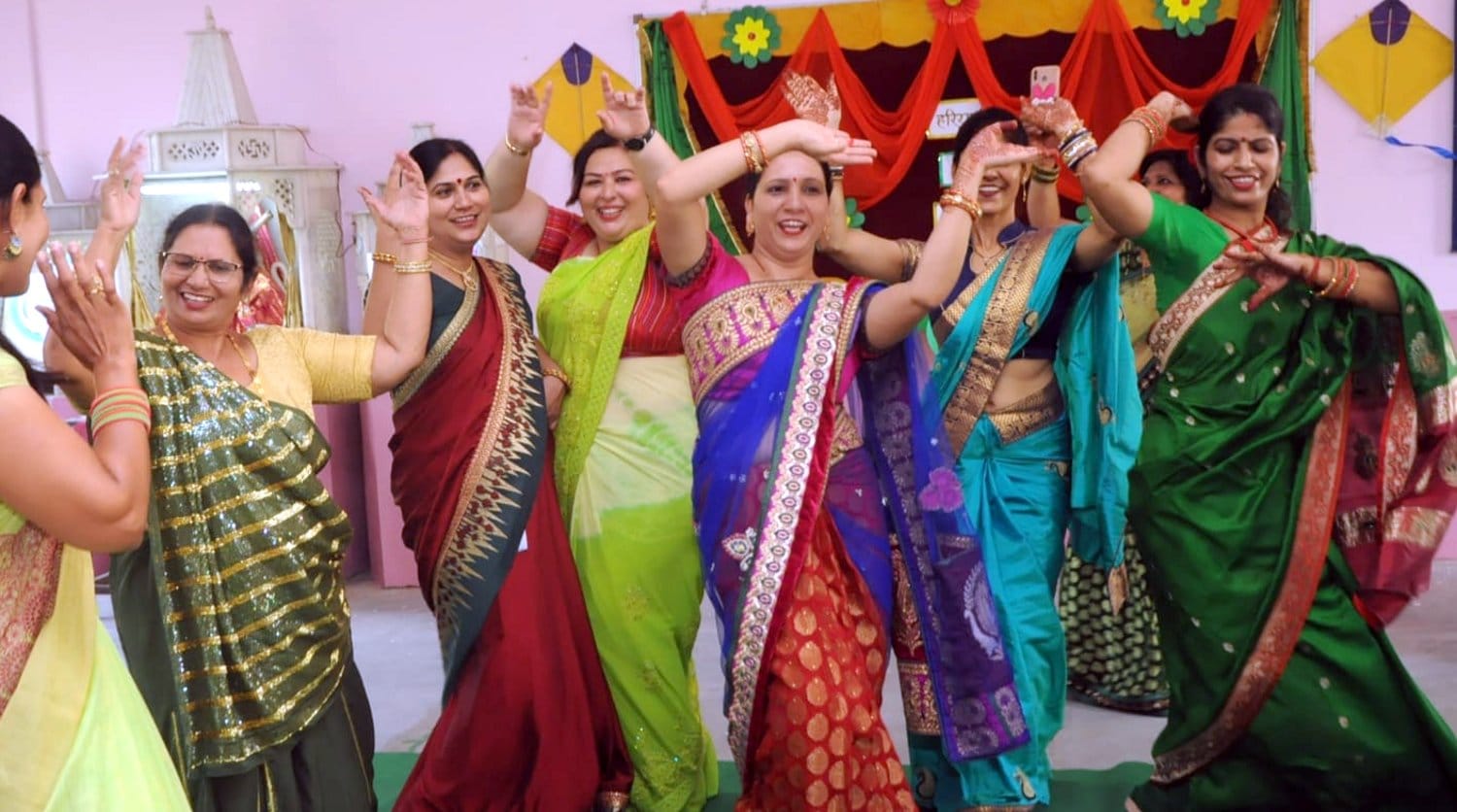 नई मंडी के भगवन्ती कालेज में हरियाली तीज के कार्यक्रम में नृत्य प्रस्तुति देती महिलाएं। नई मंडी के भगवन्ती कालेज में हरियाली तीज के कार्यक्रम में नृत्य प्रस्तुति देती महिलाएं।