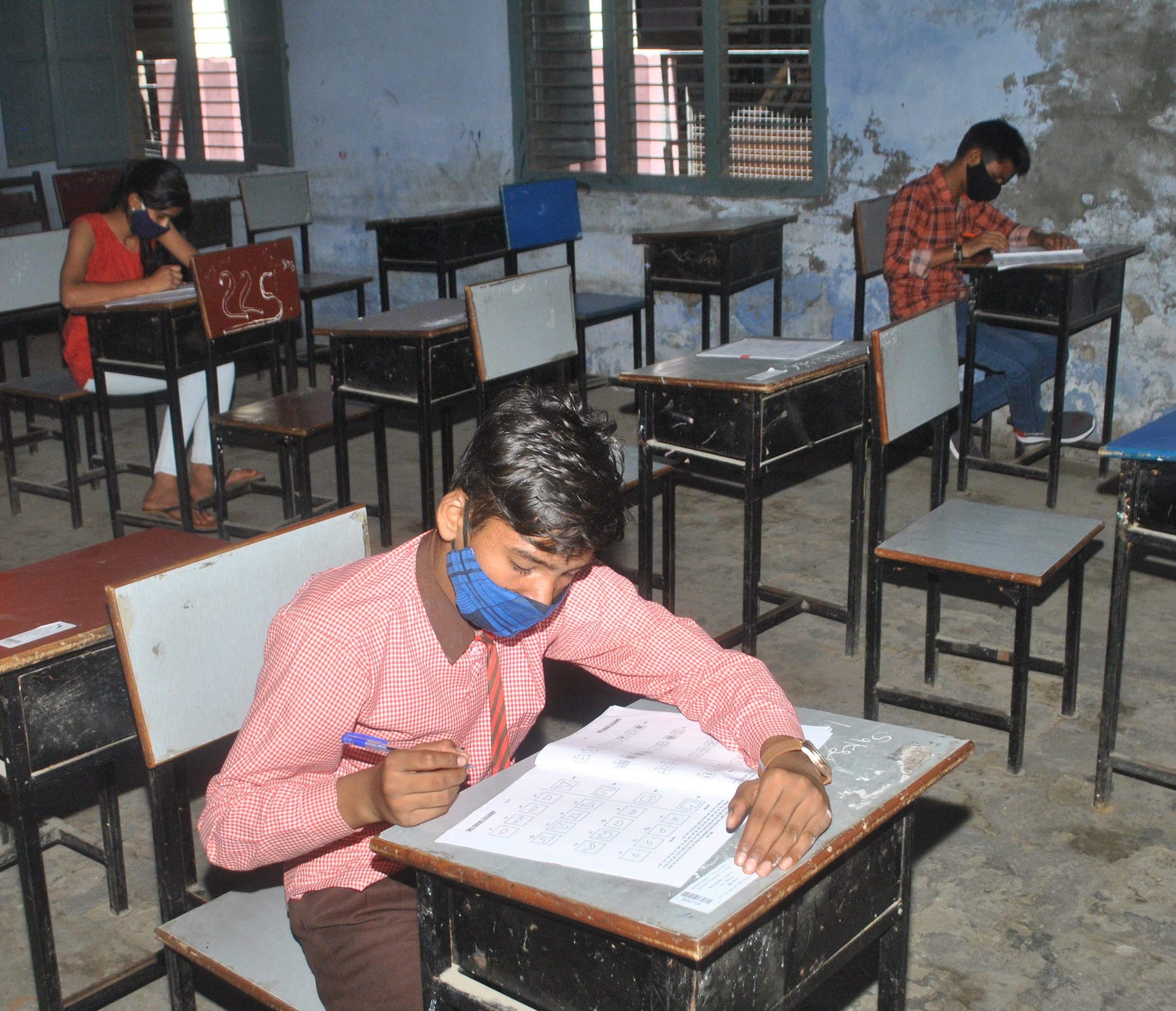 शामली हिन्दू कन्या इन्टर कॉलेज में परिक्षा देते बच्चे शामली हिन्दू कन्या इन्टर कॉलेज में परिक्षा देते बच्चे