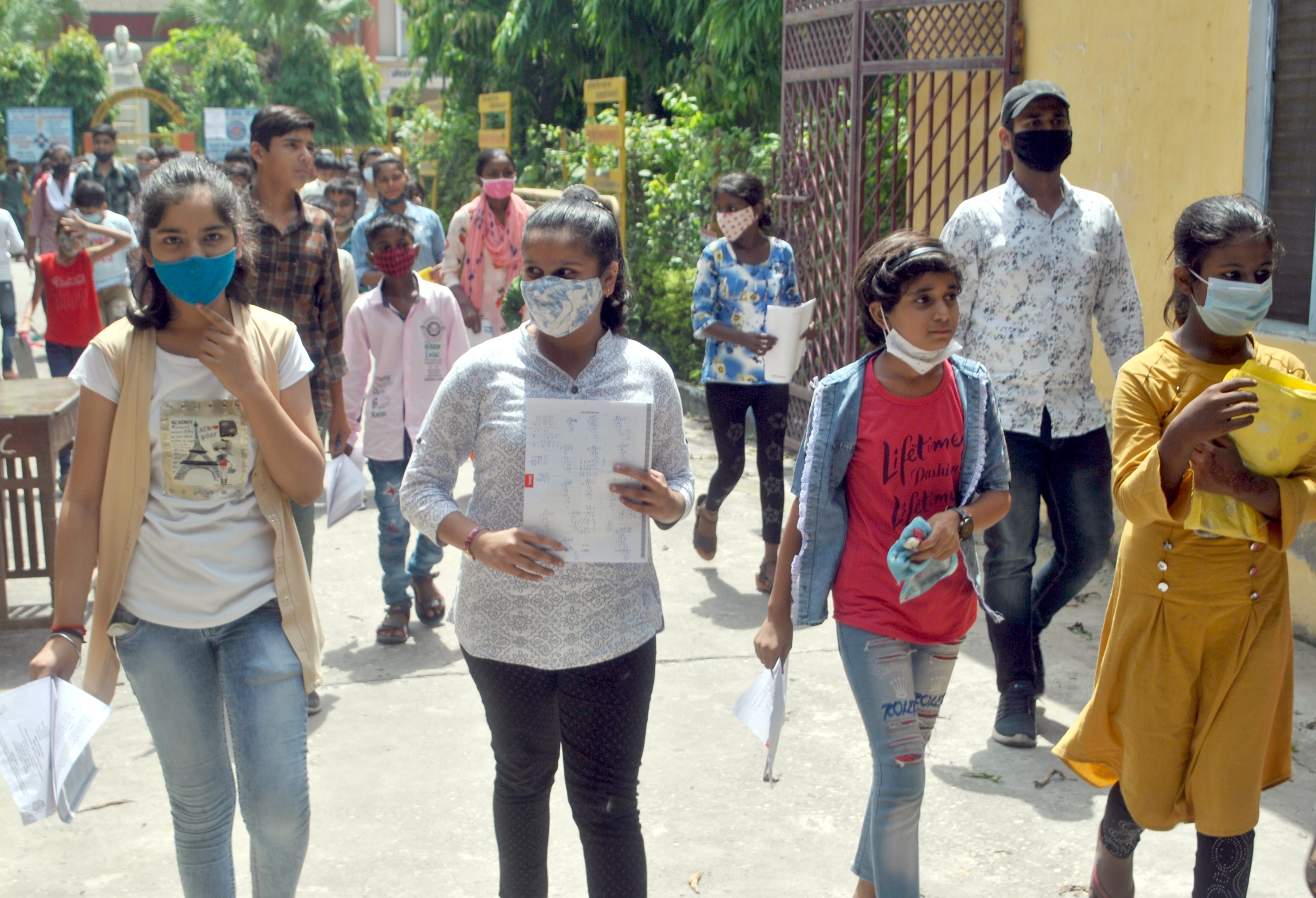 शामली वीवी इन्टर कॉलेज में परिक्षा देकर लोटते बच्चे शामली वीवी इन्टर कॉलेज में परिक्षा देकर लोटते बच्चे